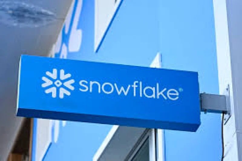 Snow Stock Falls 4% Before Snowflake’s Fiscal Q2 2027 Report