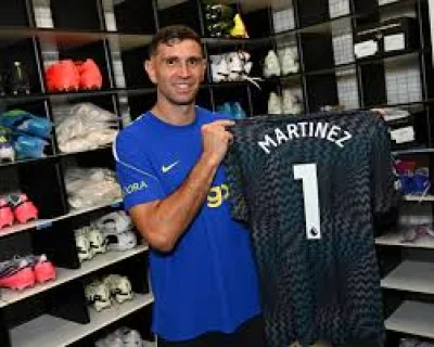 Emiliano Martínez Chelsea Number 1: goalkeeper shirt switch comes after one game
