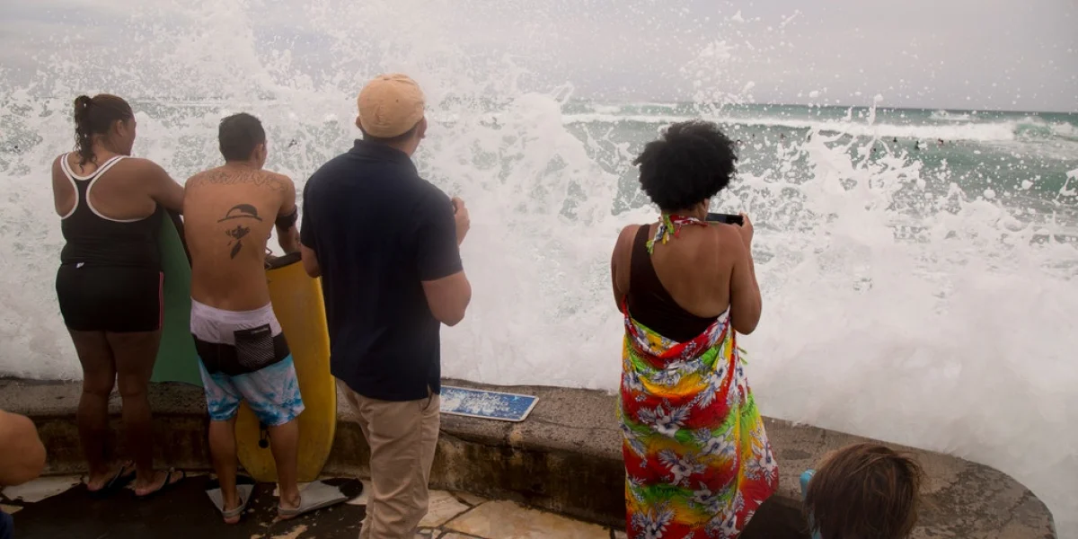 Hurricane Lowell shifts east, puts Kauaʻi County under warning — Hurricanes
