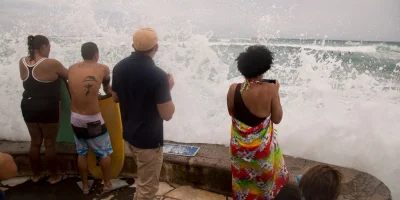 Hurricane Lowell shifts east, puts Kauaʻi County under warning — Hurricanes