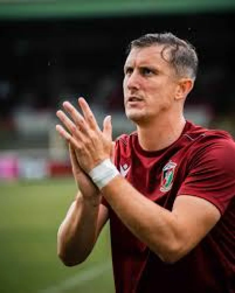 Marcus Kane backs James Douglas before Glentoran F.c. Vs Bangor on Saturday