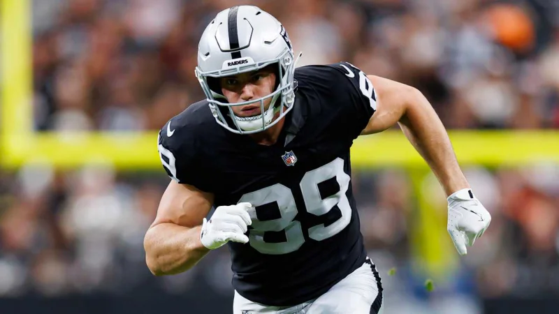Brock Bowers undergoes meniscus trim, and Klint Kubiak’s Raiders must open 2026 without their top target