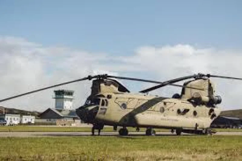 Donald Trump visit brings four Chinooks over Dublin — Us Military Helicopters At Land's End Airport
