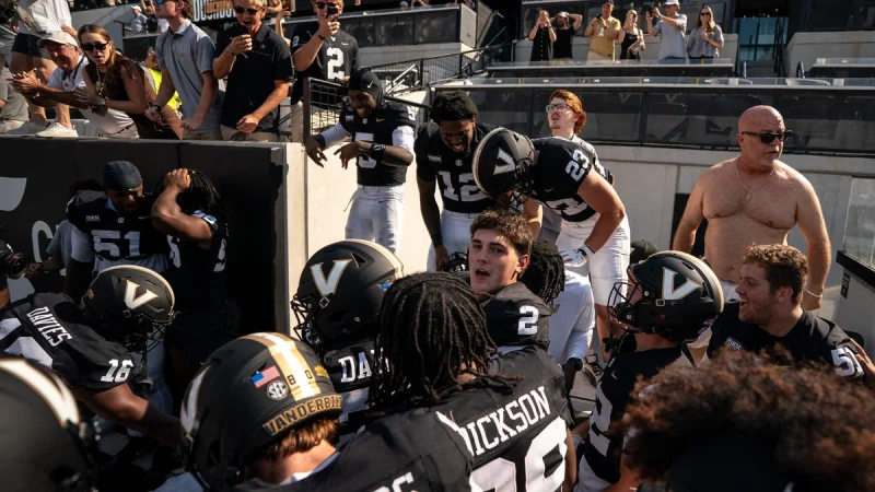 Final-second fumble return TD sends Vanderbilt past NC State in 35-31 thriller — Cbs Sports