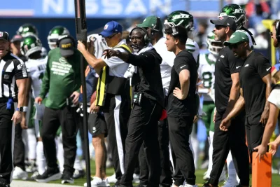 Jets Head Coach Aaron Glenn Returns to Calling Defensive Plays After One-Year Break