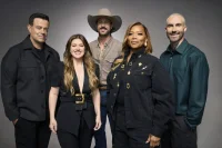 Kelly Clarkson Offers Clip-In Hair as Adam Levine Returns