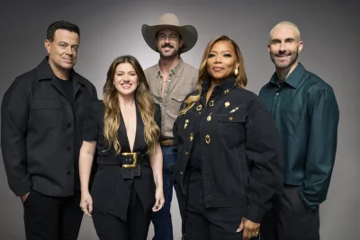 Kelly Clarkson Offers Clip-In Hair as Adam Levine Returns