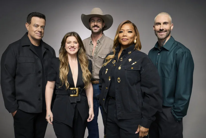 Kelly Clarkson Offers Clip-In Hair as Adam Levine Returns