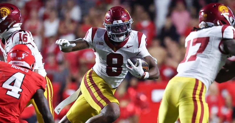 Dante Moore injured after brutal late hit as Usc Football game turns for Oregon