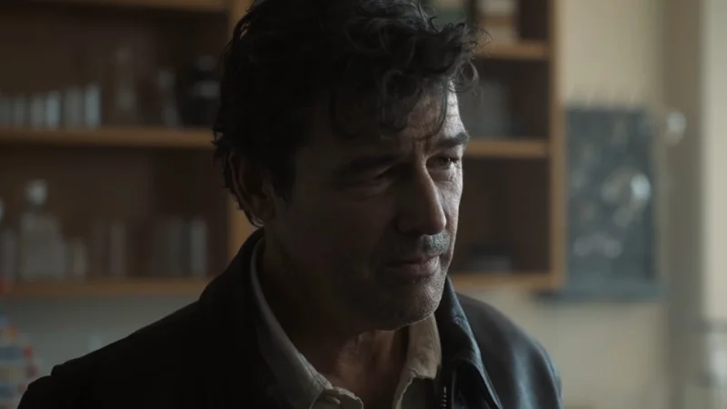 Kyle Chandler Reveals Lanterns Hal Jordan Backstory Turn in Episode 7