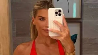 Melanie Collins Draws Fan Attention in Instagram Gym Selfie Before Week 4