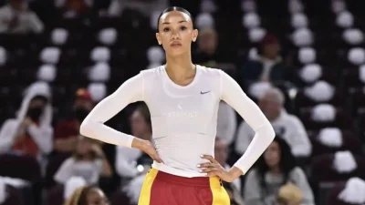 Camera Man zooms in twice on Jazzy Davidson during USC hame