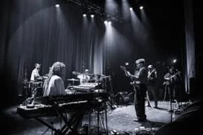 Geordie Greep Leads Two-Hour Lodge Room Set With Six-Piece Band