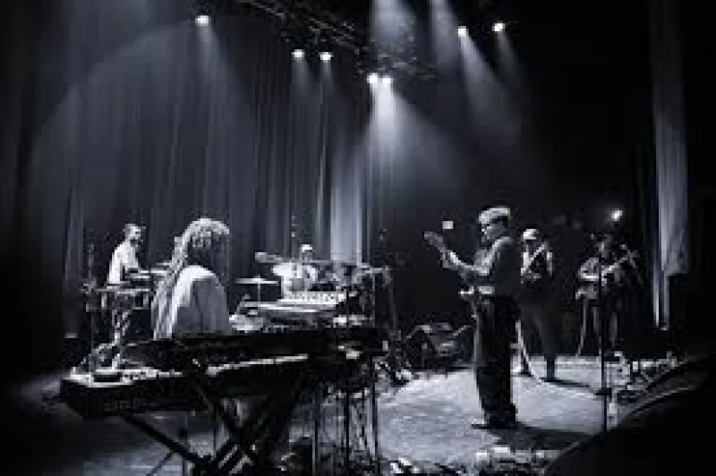 Geordie Greep Leads Two-Hour Lodge Room Set With Six-Piece Band