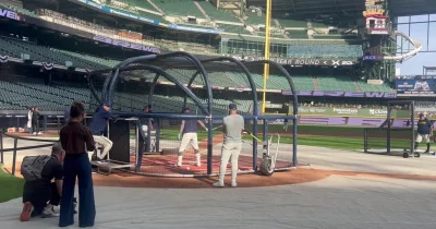 Brice Turang takes BP during Brewers NLCS workout — Turang