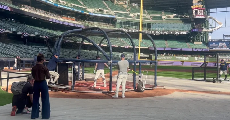 Brice Turang takes BP during Brewers NLCS workout — Turang