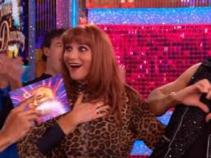 Shania Twain sends Dame Sarah Strictly a surprise video message