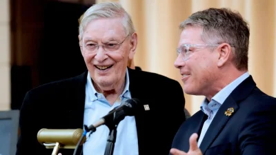 Bud Selig backs MLB salary cap as Brewers reach first World Series title — Bud Selig
