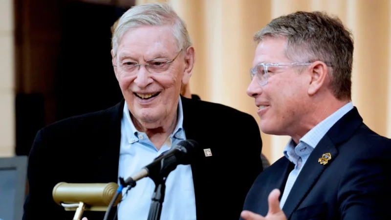 Bud Selig backs MLB salary cap as Brewers reach first World Series title — Bud Selig