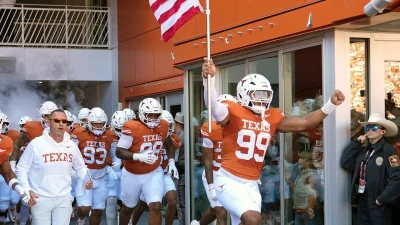 Texas expected to face Ole Miss without Colin Simmons and Richard Wesley after latest injury update — Colin Simmons Injury
