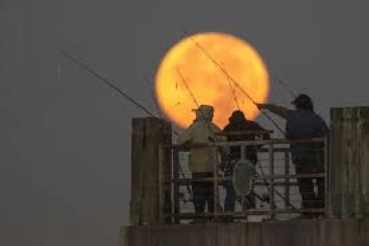 Moon in Taurus marks 9:12 pm PST — Global Photos October Full Moon - El-Balad