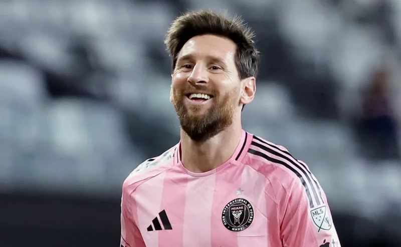 Cristiano Ronaldo's 2007-08 season leads the Super Ballon D'or vote with 75% — and Lionel Messi is miles back