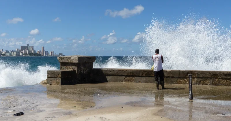 Muere joven en Malecón Avenue al esparcir cenizas en La Habana