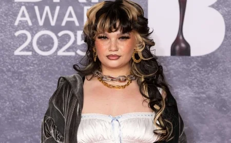 Lola Young Stuns Fans at All Things Go Festival: A Powerful Pop Performance Before Her On-Stage Collapse Leaves Crowd in Shock