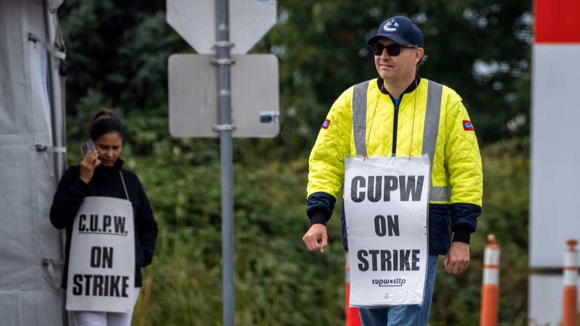 Canada Postal Workers Strike Sparks National Disruption as Government Pushes Postal Reforms