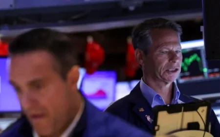 Stocks Fall, Gold Surges to Record Amid US Federal Shutdown