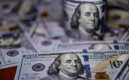 Dollar Plummets Amid U.S. Shutdown, Faces Steepest Annual Drop in 22 Years