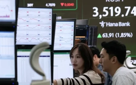 Asian Stocks Climb as Tech Gains Offset US Shutdown Concerns