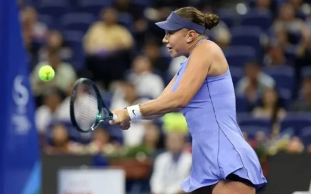 Anisimova Rallies to Secure Quarterfinal Clash with Paolini