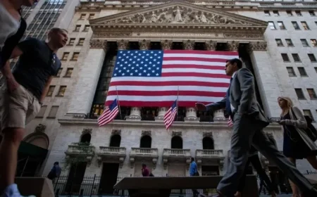 Markets Endure Smoothly as Government Shutdown Commences, Analysts Affirm