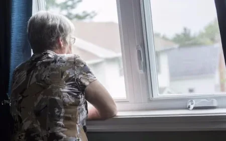 Canada Post Supports Isolated Seniors Beyond Mail Delivery