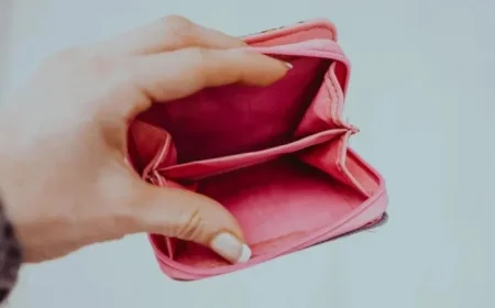 Report Reveals More Americans Living Paycheck to Paycheck, Delaying Retirement