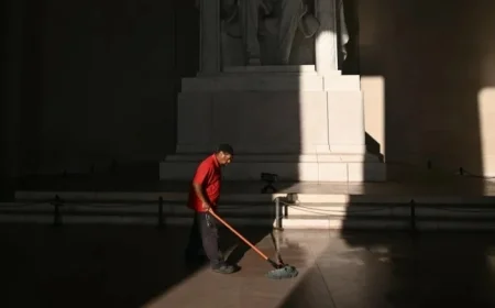 Poll Reveals Public Discontent with Government Shutdown and Leadership Handling