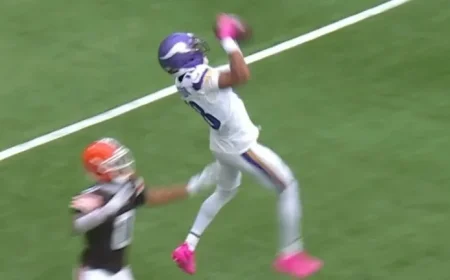 Justin Jefferson Leaps for Impressive 21-Yard Catch