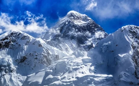 Mount Everest Strands Today: Blizzard Traps Nearly 1,000 Climbers on Mt Everest as Rescue Efforts Intensify