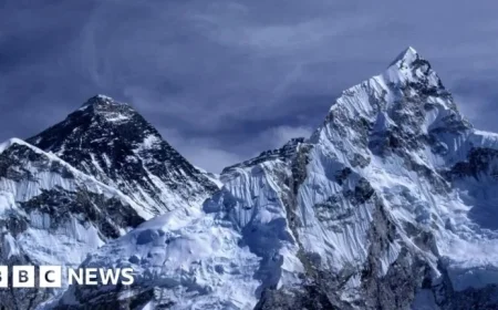 Snowstorm Strands 1,000 on Mount Everest Slopes