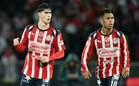 González Keeps Chivas in Title Race with Goal Against Pumas