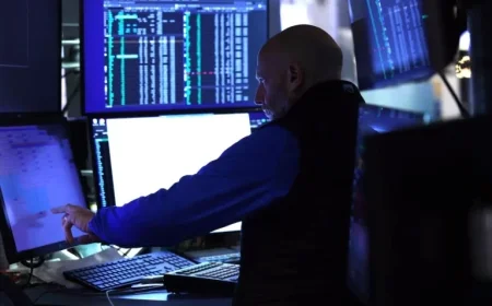 TSX Hits Record High as Tech Stocks Surge