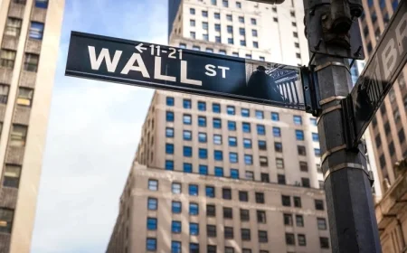 S&P 500 Halts Winning Streak as Government Shutdown Looms; Gold Nears $4K