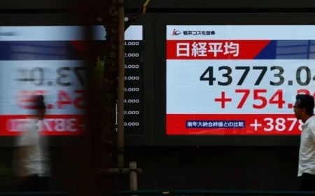 Stocks Plunge, Gold Surpasses $4,000 Amid Political Tension