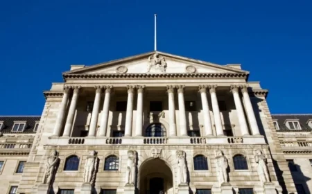 Bank of England Alerts: AI Stock Bubble Matches 2000 Dotcom Peak