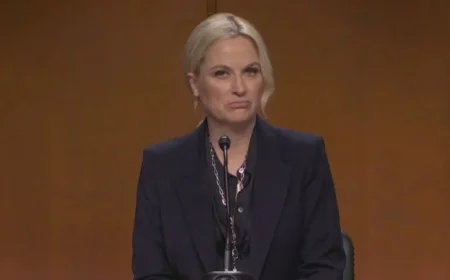 Amy Poehler Shines as Combative Pam Bondi on SNL, Tina Fey Appears