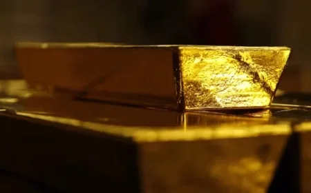 Strategist Predicts Gold Surge to $5,000 Amid Crash Concerns