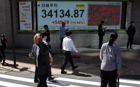 Shares Rise as Dollar Weakens Amid Renewed Fed Rate Cut Speculation