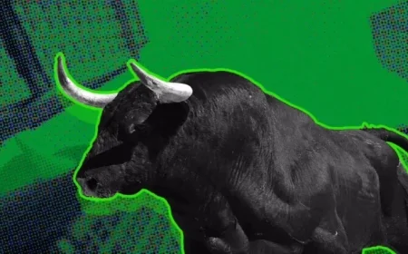 Market Concerns Loom, Yet Stocks Poised for Year-End Rally, Expert Predicts