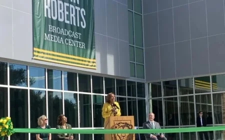 Robin Roberts Opens Multimedia Center at Southeastern University